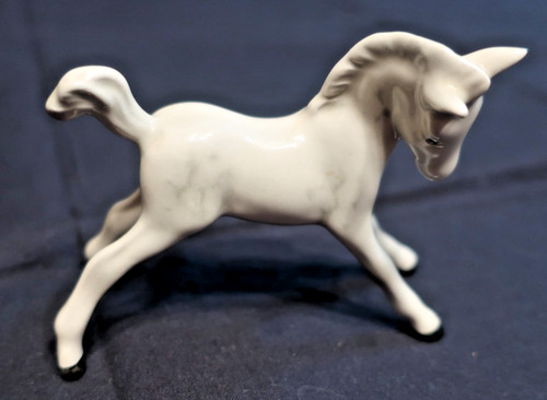 Cheval poulain blanc - blanc, en