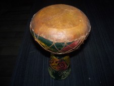 .DJEMBE TRES BON ETAT TBE  HAUT 25 CM  PEAU DESSUS PAS ABIMEE