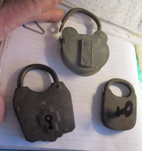 Lot d anciens cadenas - 2+1),