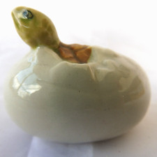KLIMA  Miniature statuette en porcelaine - TORTUE SORTANT DE L'OEUF