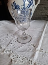 1 ancien verre gravé  a pied