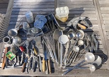 Gros lot d'ustensiles de cuisine louches écumoires fouets et divers alu et autre