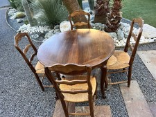 table ronde en bois, des