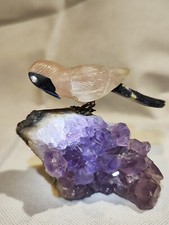  Oiseau sculpté à la main en sodalite et en quartz rose avec socle en Améthyste 