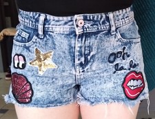 Jennyfer "We are denim" - Short en jean délavé sexy brodé + patchs - Taille 36