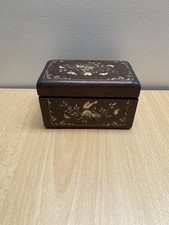 Boîte ancienne en bois avec incrustations de nacre, décor floral et papillon