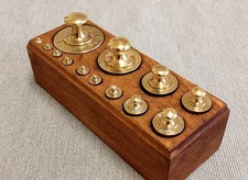 Boite ancienne de 13 poids en