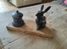 Lièvre et pot en bronze sur