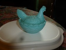 Bonbonnière POULE EN OPALINE BLEUE