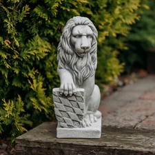 Lion avec panneau à droite statuette en pierre H.40 cm gris 15 kg béton blanc...