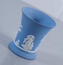 Vase en relief Wedgwood Blue