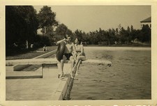 PHOTO ANCIENNE - VINTAGE SNAPSHOT - COUPLE PISCINE PLONGEOIR AMOUREUX - LOVERS