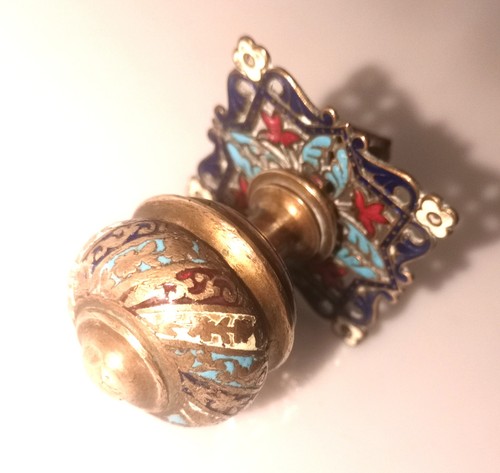 Bouton porte émaux - de, en