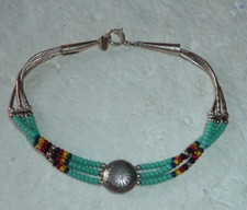 bracelet en perles et argent à motif de fleur stylisée dans le gout amérindiens