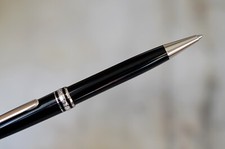 SPLENDIDE STYLO BILLE MONTBLANC MEISTERSTÜCK EN RESINE NOIRE - FINITION PLATINUM