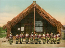 Ohinemutu, Poi Dancers At Carved House.  PZ vintage photochromie, Nouvelle-Zélan