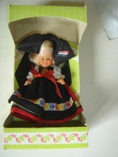 poupée ARI, 20cm ,alsacienne dans sa boite d'origine;