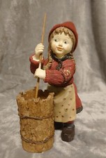 Figurine enfant fille lutin en résine et chapeau en tissu