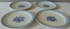 3 ASSIETTES PLATES ET UN PRESENTOIR FAIENCE SARREGUEMINES MODELE VIEUX DELFT