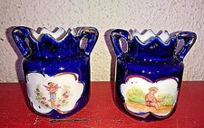 ANCIENNE PAIRE BEAU VASE SOLIFLORE EN PORCELAINE DECOR ANGES BLEU DE FOUR 1950