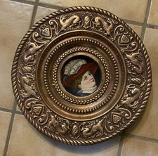 PLAT ANCIEN EN PORCELAINE PEINTE A LA MAIN SUR CUIVRE OU LAITON