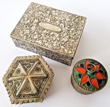 Ensemble de trois anciennes boites en métal.