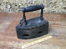 FER A REPASSER A BRAISE ANCIEN , En Fonte Avec Verrou