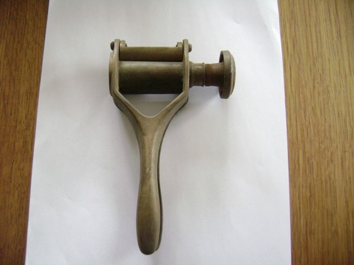 Ancienne bouchonneuse sanbri - ancienne,