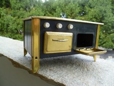 Ancienne cuisinière en tôle pour  poupée, dans son jus couleur noire et or 
