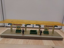 quai de gare démontable en plastique de marque Hornby Echelle 0 + 2 personnages