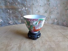 PETIT BOL EN PORCELAINE DE CHINE PEINT À LA MAIN - SUR SON SUPPORT EN BOIS NOIR