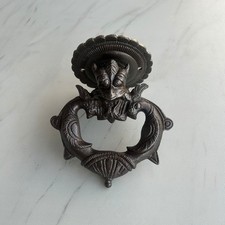 Ancien grand heurtoir de porte à anneau visage mythique et poignée oiseau en ...