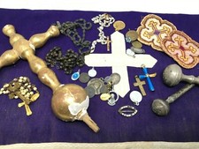 Lot Objets Religieux Medailles Croix Bois Doré Linge Cross Gold Religious
