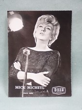 Photo dédicacée  Mick Micheyl  années 60   22,5 cm x 16,5cm  Autographe + dessin