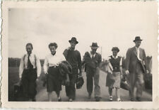 PHOTO ANCIENNE - VINTAGE SNAPSHOT - GROUPE VOYAGE VOYAGEUR VALISE MODE - FASHION