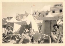 ANCIENNE PHOTOGRAPHIE GROUPE A LA PLAGE TENTES DE PLAGE JEUNES FEMMES