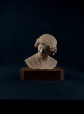 Buste terre cuite de l'ange au sourire de la cathédrale de Reims avec son socle