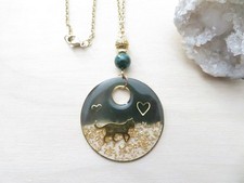 Collier pendentif chat doré et vert avec malachite