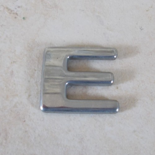 Ancien insigne ancienne lettre