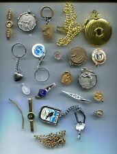 Lot de bijoux divers - montre - religieux - pince - médailles - collier - broche