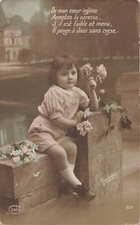 CP ENFANT EN CULOTTE COURTE SUR MURET AVEC ROSES FLEURS - 41149