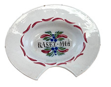 Plat à barbe Nevers XIXe – décor “Rasez-moi” – faïence barbier ancienne
