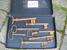 LOT A737  CLÉ CLÉS CLEFS CLEF ANCIENNES DE PORTE SERRURE CASSEES