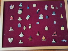 lot de 34 pin's parfum (livré par colissimo sans tableau)