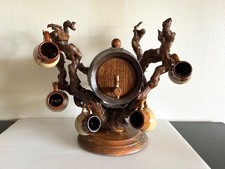 Petit tonneau en bois et tasses suspendues sur cep de vigne