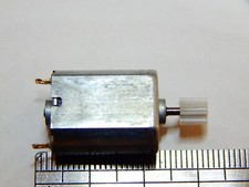 CC0137 MINI MOTEUR MITSUMI 12 VOLTS AVEC PIGNON 8 DENTS MODULE 0,5 JOUEF HO