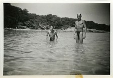 PHOTO ANCIENNE - VINTAGE SNAPSHOT - HOMME BAIGNADE GAY MAILLOT DE BAIN TORSE NU