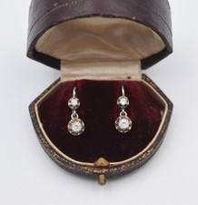 Ancienne paire de boucles d'oreilles dormeuses en argent et pierres blanches