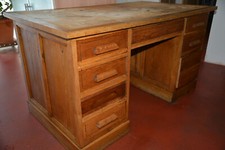 bureau années 50 ,bois ,plateau 138 cm X 79 cm ,9 tiroirs