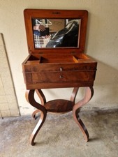 Table travailleuse en acajou et placage d'acajou époque Charles X - Restauration